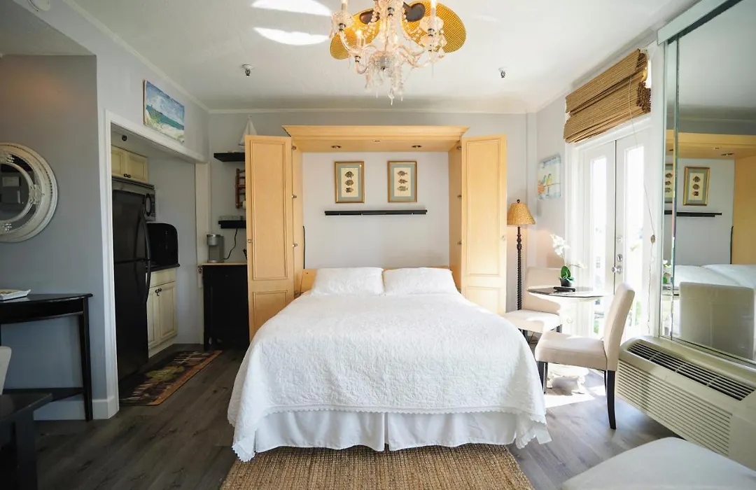 Palm Beach Hotel With Juliette Balconies! 2 Blocks From Beach! Historic Landmark-1