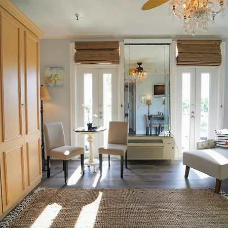 Palm Beach Hotel With Juliette Balconies! 2 Blocks From Beach! Historic Landmark-3