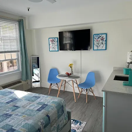 Cozy Studio In The Heart Of The Palm Beach Island-2